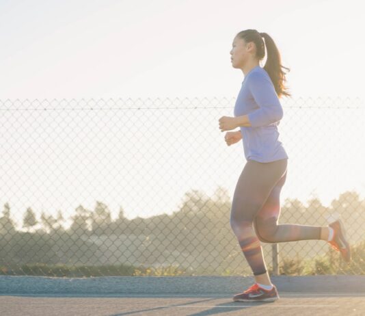 다이어트와 운동: 건강을 위한 두 가지 필수 구성 요소 woman jogging near wire fence
