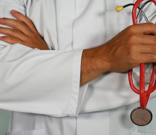 전공의 연속근무 단축 시범사업 착수…‘36시간’ → ‘24~30시간’ doctor holding red stethoscope