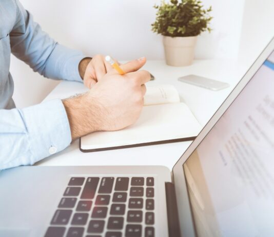 정부 “복귀 전공의 행정처분 중단…법적 부담없이 수련 전념토록” person writing on white notebook